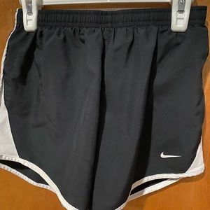 girls large black nike shorts